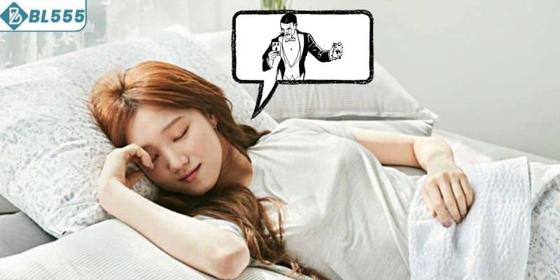 Giải mã giấc mơ thấy người khác đánh liêng